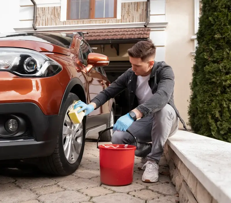 Lavage auto à domicile Moncel-sur-Seille : professionnel intervenant sur un véhicule